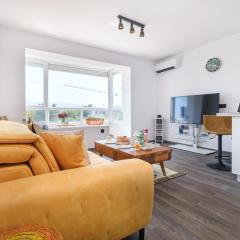 Serene Luxe Oasis Retreat on the Outskirts by Flat Mаnager