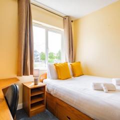 56 - Three Bed Apartment With Parking