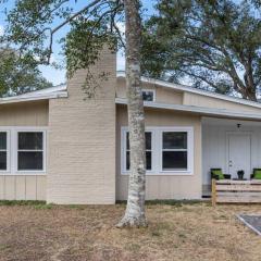 Charming 1960s Cottage, 5 Min Walk to Beach and Shops