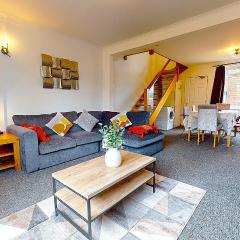 Sleeps 10, Free parking, close to Science Park, King size bed