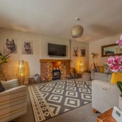 Charming Modern Retreat with Private Garden - Pass the Keys