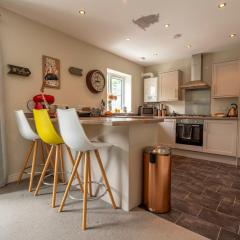 Charming Modern Retreat with Private Garden - Pass the Keys