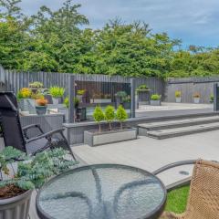 Charming Modern Retreat with Private Garden - Pass the Keys