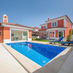 GuestReady - Sunshine oasis with pool