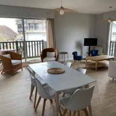 Appartement 65m2 avec balcon vues partielles mer à 150m de la plage et centre, wifi et parking privé