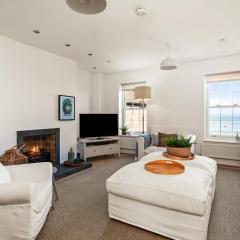 Nash House - Seafront with Parking Close to Town