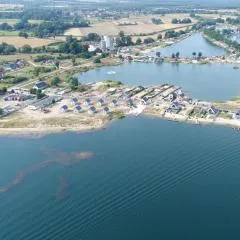 domek nad jeziorem