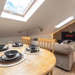 Scandi Loft Style Apartment - Sleeps 6 - near Manchester Airport