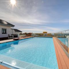 Central but quiet, pool and WIFI - fibre