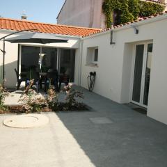 Maison rénovée 2 ch, terrasse, proche plage et centre, parking, équipements complets, animaux ok - FR-1-22-356