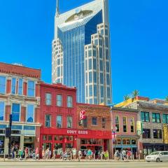 2 Chic Lofts right ON Broadway Strip Sleeps 10