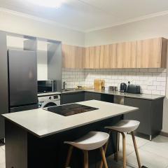 13 Elizabeth Place - Beautiful 2 bedroom unit next to Kyalami Racetrack with free WiFi - swimming pool gym and restaurant - Perfect for a small family in Midrand Waterfall