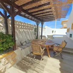 Dúplex mediterráneo con piscina y cenador