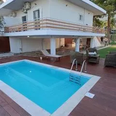 House with a pool, 2' from the beach