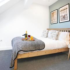 Central Buckingham Apartment #8 with Free Parking, Pool Table, Fast Wifi and Smart TV with Netflix by Yoko Property