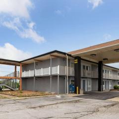 Super 8 by Wyndham Millbury/Toledo