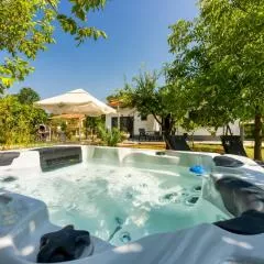 Lovely Cottage with Jacuzzi