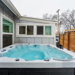 Baby Blue Cottage Downtown Hot Tub BBQ Fire Pit