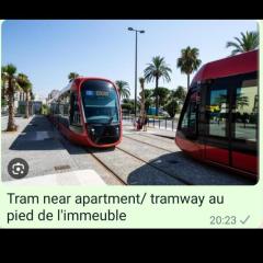 Grand Appartement, 2 ou 3 ou 4 pieces, tramway sur place, proche gare sncf St Augustin 5 min, aéroport à 7 min, plage ou Allianz riviera 10 min, palais nikaia 2 min , supermarché sur place, parking possible si disponible ou payant à 1000 metre