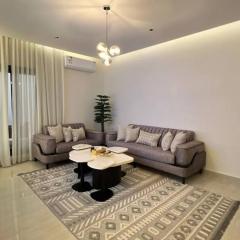 شقةبغرفة نوم وصالة وفناء خارجي