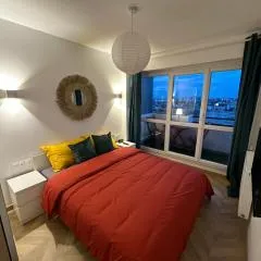 PARIS PANTIN Magnifique Appartement 4 pièces de 108m2 avec 2 PARKING intérieur - très cosy pour 1 à 12 personnes - Entièrement refait à neuf ENTIRE APARTMENT LUXURIOUS AND WARM - PANTIN PARIS 19 ème FREE WIFI GRATUIT