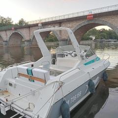 Bateau-gîte sur le halage de la Mayenne