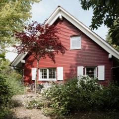 EDEN COTTAGE, Bezauberndes Schwedenhaus mit Garten und Kamin