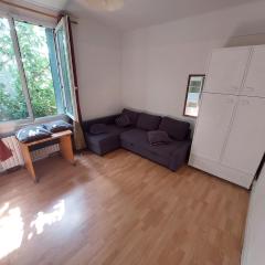 Chambre avec 1 lit simple et 1 canapé convertible pour deux personnes, sdb et cuisine partagées