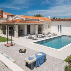 Awesome Home In Sveti Lovrec Pazenati