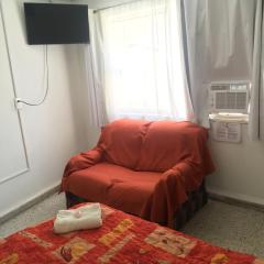 Habitacion con aire acondicionado y sofa en Departamento en el Centro Estacionamiento