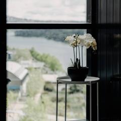 Beautiful 2 BR Lakeside View