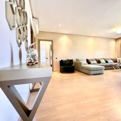 Appartement Spacieux et Moderne avec une Vue sur Montagne et Piscine