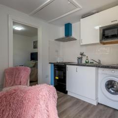 Comfortable 2 Bed Apartment Pass the Keys