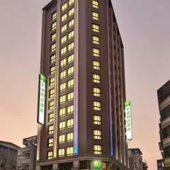 Holiday Inn Express Kaohsiung Love River, an IHG Hotel