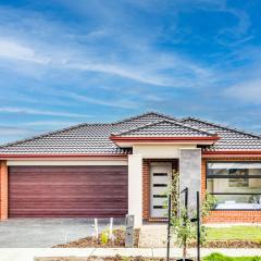 StayAU Charming 4BR Retreat in Wyndham Vale