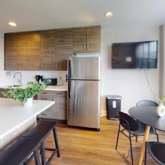 Avenue A810 Epic 2br, Pool, Gym, Parking