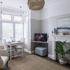 Grove Apartment with Free on street Parking