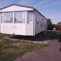 Caravan - Sleeps 8 - Pets Ok - Parking - Patio