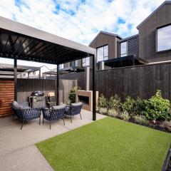 Wanaka Modern Townhouse with Outdoor Fireplace Sleeps 8