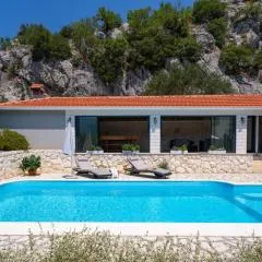 Villa Pasika with private 31m2 pool, summer kitchen with BBQ, 4 bedrooms