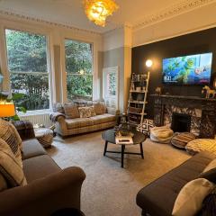 Deluxe Huge Detached House with Parking, sleeps up to 30 people, 2m from Liverpool City Centre