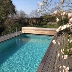 Aussichtszimmer mit modernem Glasbad und Balkon