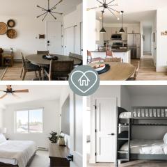 New Modern Charm - Hot Tub - Deck Views! - Fraser