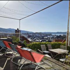 Nydelig hus med privat hage og fantastisk utsikt over Fisketorget, Bryggen og Bergen sentrum