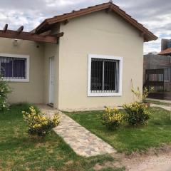 Se alquila casa en barrio privado