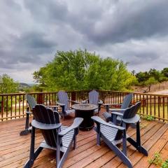 Charming Hill Country Retreat with Hot Tub
