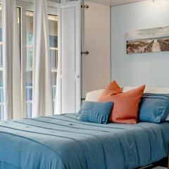 The Seashell Suite with Private Balcony and Walk to Beach