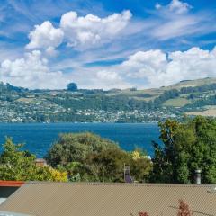 Poppy's Bach - Lake Taupo Holiday Home