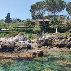 Alle due Torri, villa sulla roccia a picco sul mare
