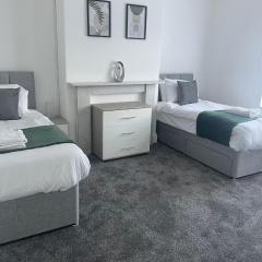 4 Bed house, 2 bath with large garden and free parking - Sleeps 8